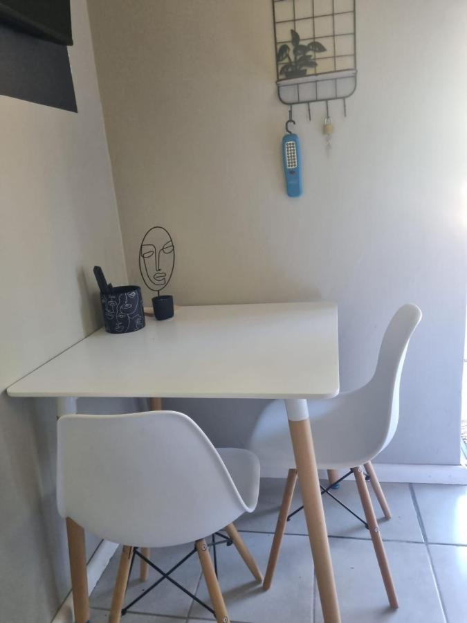 Angel 8 Airbnb Apartment 2 Робертсон Экстерьер фото